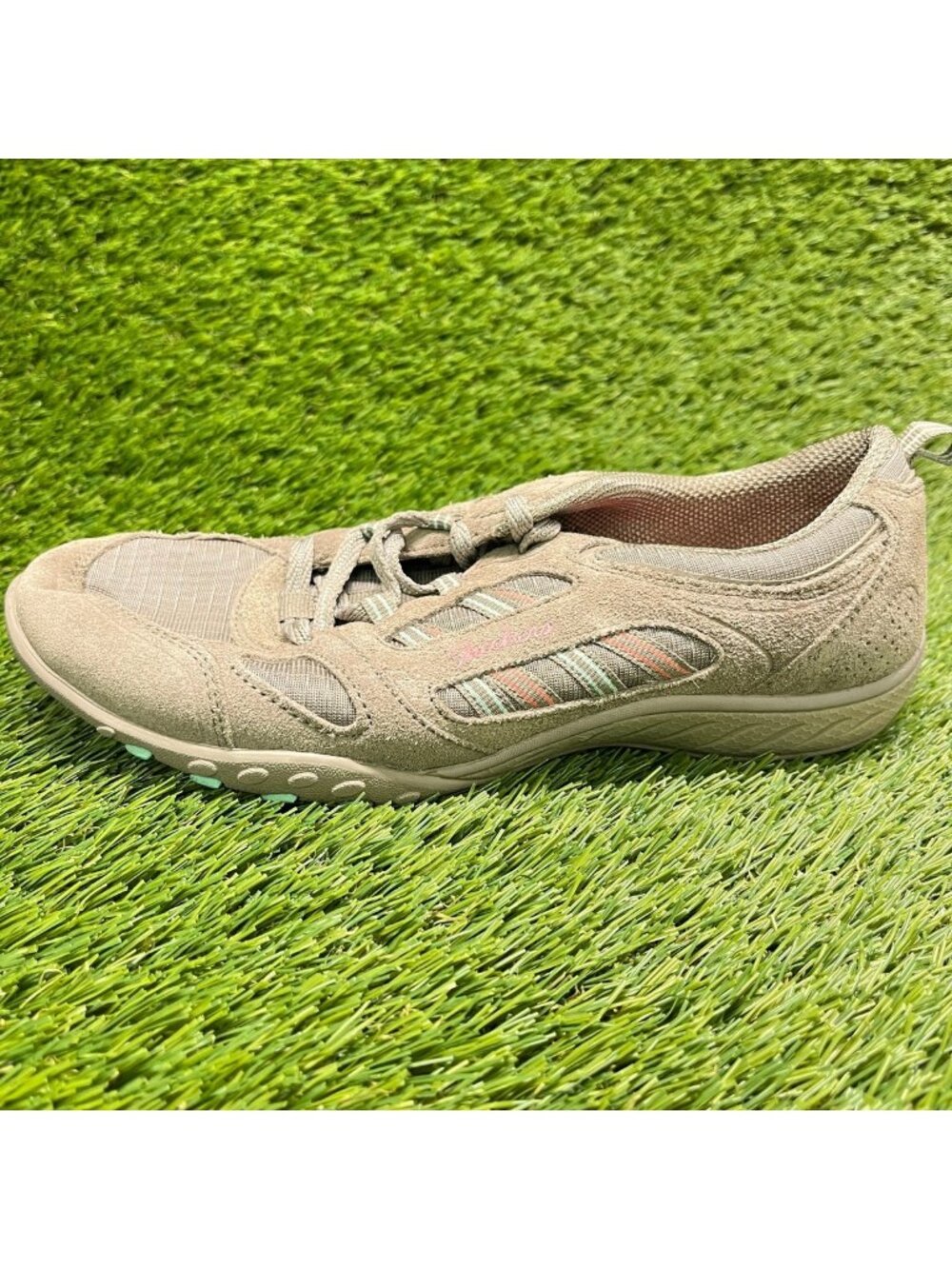 Skechers Breathe Easy Good Luck Womens Size 7.5 Taupe Athletic Shoes Sneakers
